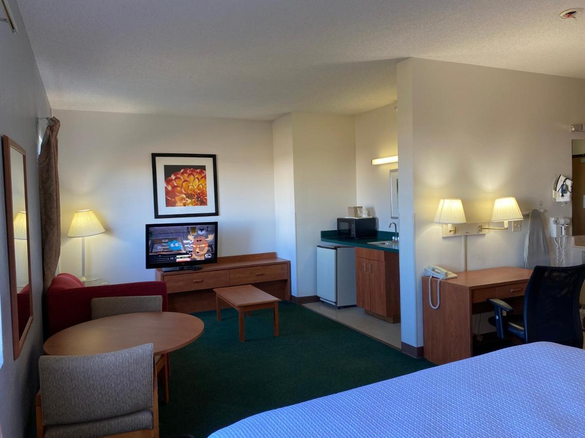 Carlyle Inn & Suites Esterno foto