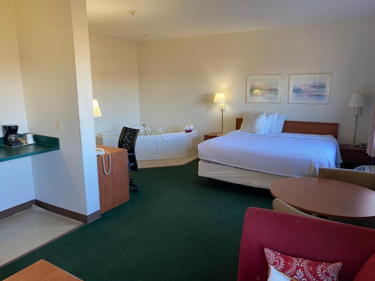 Carlyle Inn & Suites Esterno foto